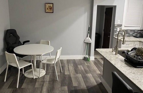 West Side House | (R4)Contact host before booking