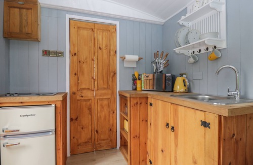 Abergavenny Cottage | Rabbit Hill Hut