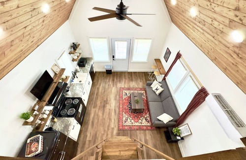 Groveoak Cabin | Rabbit Luxury Tiny Cabin on Lake with Play Area