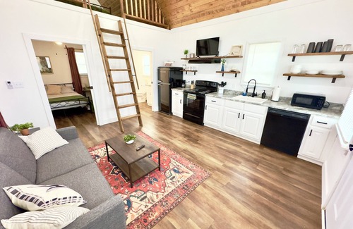 Groveoak Cabin | Rabbit Luxury Tiny Cabin on Lake with Play Area