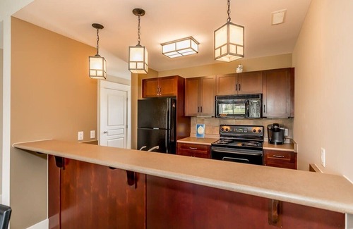 The Blue Mountains Condo | Raccoon Ridge - Walk to the Village & Hot Tub Fun!
