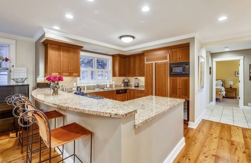 Telluride House | Racers Roost - Gondola District ~ 3 Guest Suites-Fireplace-Private Hot Tub!