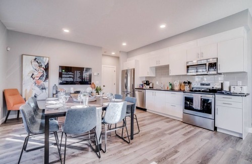 North Central Edmonton House | Rachel - Spacious home in Central 6 bdrm,4.5 bath