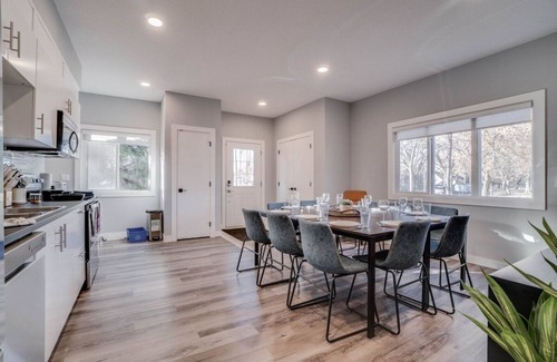 North Central Edmonton House | Rachel - Spacious home in Central 6 bdrm,4.5 bath