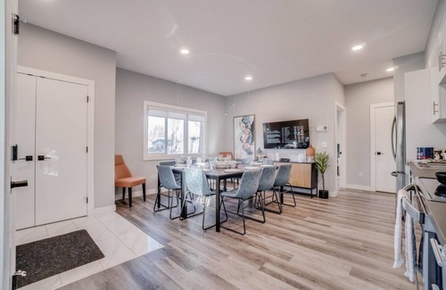 North Central Edmonton House | Rachel - Spacious home in Central 6 bdrm,4.5 bath