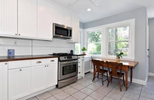New Rochelle House | Rachel’s Retreat- 20 mins to NYC! Walk to train and town.
