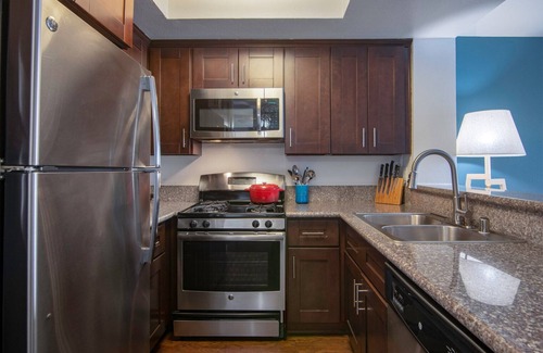 Hollywood Apartment | Rad Hollywood 1BR w/Gym, Spa + Pool, near shops by Blueground