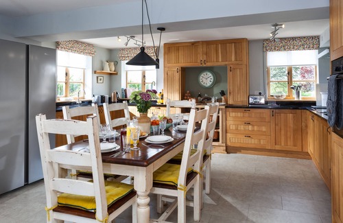 Bampton Cottage | Radcot Bridge Cottage (4) - a beautiful cottage sleeps 4 guests in 2 bedrooms