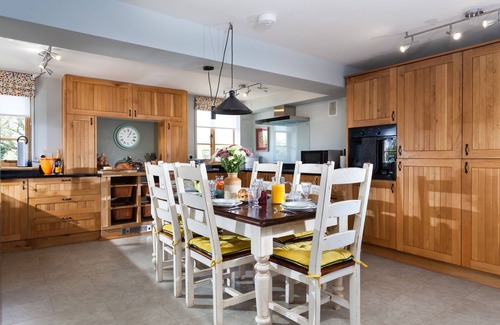 Bampton Cottage | Radcot Bridge Cottage (4) - a beautiful cottage sleeps 4 guests in 2 bedrooms
