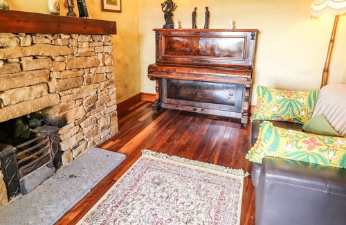 Annagry Cottage | RADHARC NA NOILEÁN, pet friendly in Kincasslagh, County Donegal