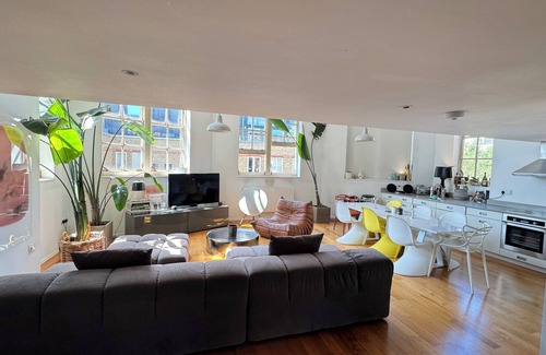 Stepney Green Apartment | Radiant 1BD Maisonette Retreat, Whitechapel