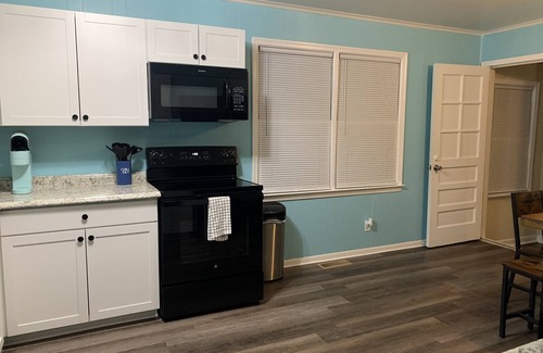 Issue House | Radiant 2 bedroom close to the beach!