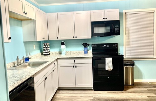 Issue House | Radiant 2 bedroom close to the beach!