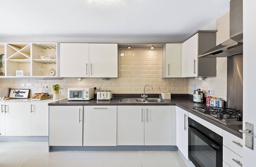 Slough House | Radiant Retreat Ideal for LegoLand, Windsor, & LHR