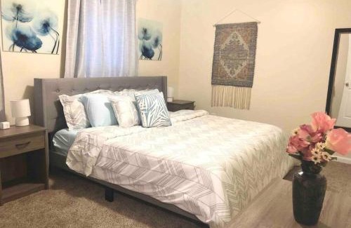 Durham House | * Radiant Retreat * King Bed * Long Term Stays *