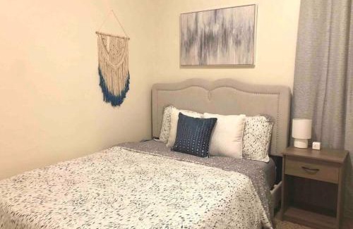 Durham House | * Radiant Retreat * King Bed * Long Term Stays *