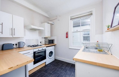 Southend-on-Sea Apartment | Radiant & Spacious 2BR Excellent Location w/WiFi & Netflix by Everhome Ltd