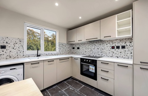 Peckham Apartment | Radiant Studio Nook with Full Kitchen