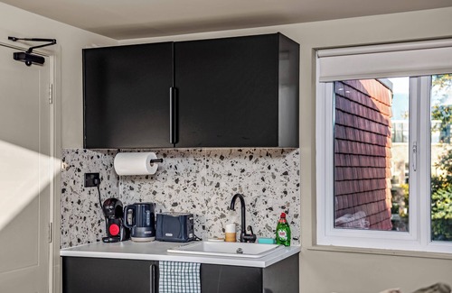 Peckham Apartment | Radiant Studio Nook with Full Kitchen
