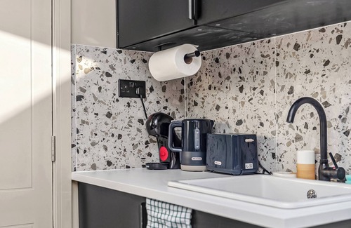 Peckham Apartment | Radiant Studio Nook with Full Kitchen