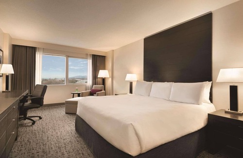Golden Village Hotel | Radisson Hotel Vancouver Airport