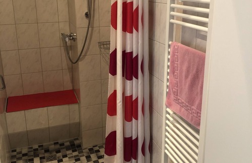 Ziethen Apartment | Radlerzimmer mit Separatem Bad Außerhalb des Zimmers. Sehr Gemütlich