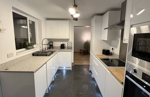 Blyth Cottage | Railway Cottage Retreat:15min walk to Beach:Beautiful Coastline: Parking: Wifi