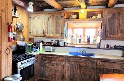 El Prado House | Rainbow Casita - A Classic Taos Adobe Home