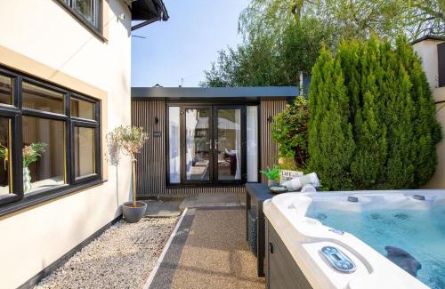 Aughton House | Rainbow Cottage, A Detached House with Hot Tub and private parking