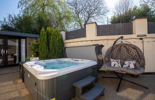 Aughton House | Rainbow Cottage, A Detached House with Hot Tub and private parking
