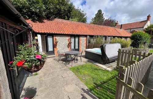 Roughton House | Rainbow Cottage - Three Bedroom House, Sleeps 4