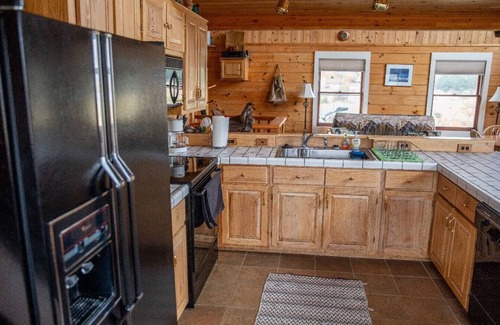 Emigrant Cabin | Rainbow Country Cabin: Rural Riverfront Retreat
