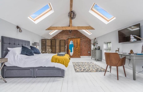 Lutterworth Apartment | Rainbow House - Entire Place