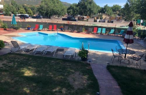Colorado Springs Cabin | Rainbow Lodge and Inn