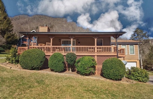 Valley Creek Run House | Rainbow Mountain Retreat - Explore the Charm of Maggie Valley , Pet Friendly