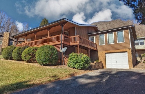 Valley Creek Run House | Rainbow Mountain Retreat - Explore the Charm of Maggie Valley , Pet Friendly