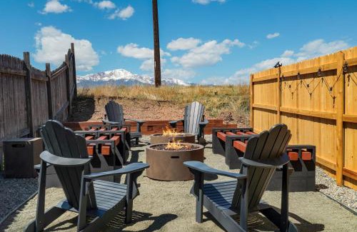 West Colorado Springs House | Rainbow Road Hot Tub Pikes Peak Views Pac Man