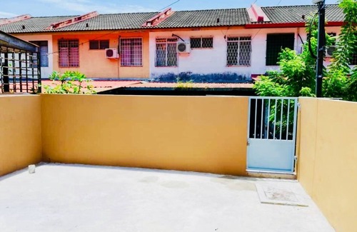 Kota Kinabalu House | Rainbow - Room 29B