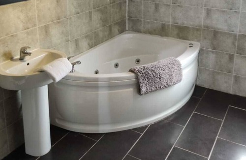 Selby House | Raincliffe Cottage, Town Centre Location