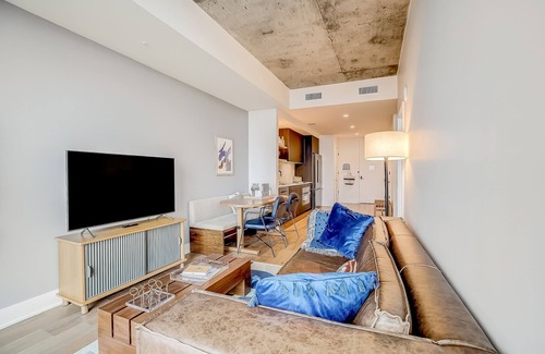 Rainey Street Historic District Condo | Rainey St. condo with balcony, rooftop pool, fitness center and coffee shop