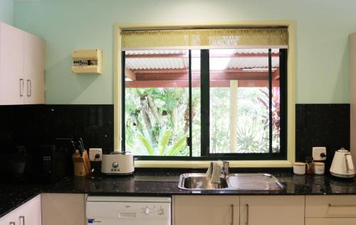 Commissioners Creek House | Rainforest Cabin in Doon Doon NSW