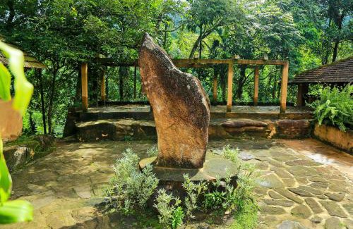 Kalawana Hotel | Rainforest Edge