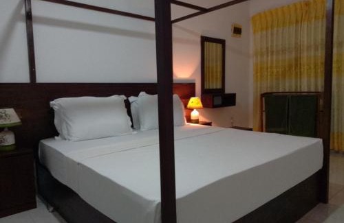 Kotapola Hotel | Rainforest River Edge