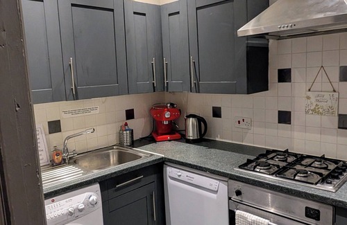 Dalry Apartment | Rainforest Savers Apartment - Edinburgh City Condo