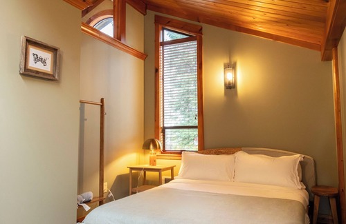 Mirrormont Cabin | Rainier View Lodge - Mountain View Suite in Scenic Issaquah ｜ Seattle gateaway