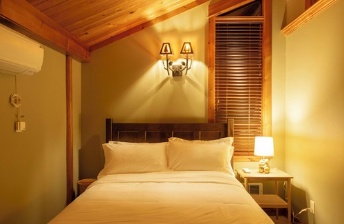 Mirrormont Cabin | Rainier View Lodge - Mountain View Suite in Scenic Issaquah ｜ Seattle gateaway
