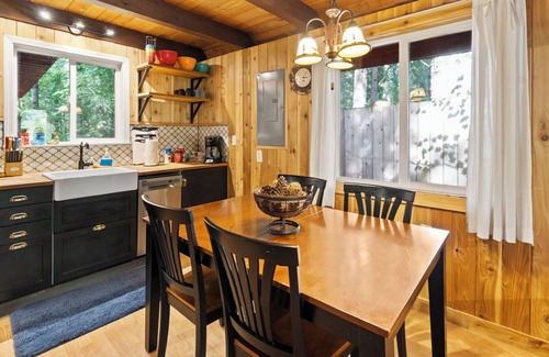 Paradise Estates Cabin | Rainier Vintage Retreat w/Hot Tub-Fireplace-WiFi