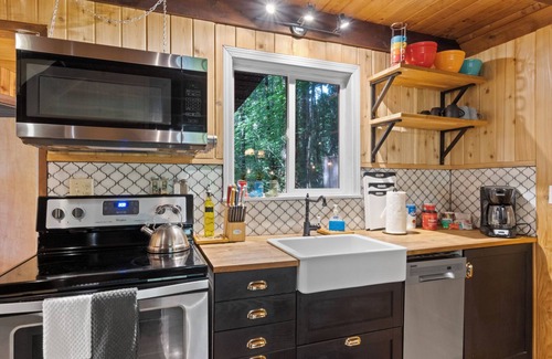 Paradise Estates Cabin | Rainier Vintage Retreat w/Hot Tub-Fireplace-WiFi