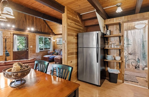 Paradise Estates Cabin | Rainier Vintage Retreat w/Hot Tub-Fireplace-WiFi