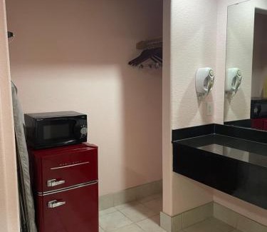 Willow Meadows/Willowbend Area Hotel | Raintree Inn and Suites